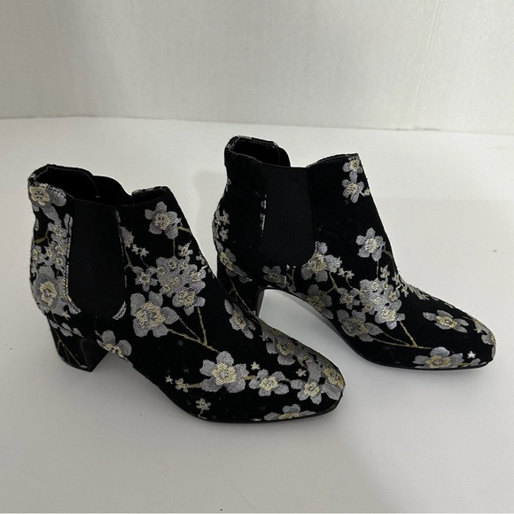 Anne Klein Gorgia Chelsea Floral Brocade Ankle Boots Black Booties Size 6M - Picture 4 of 9